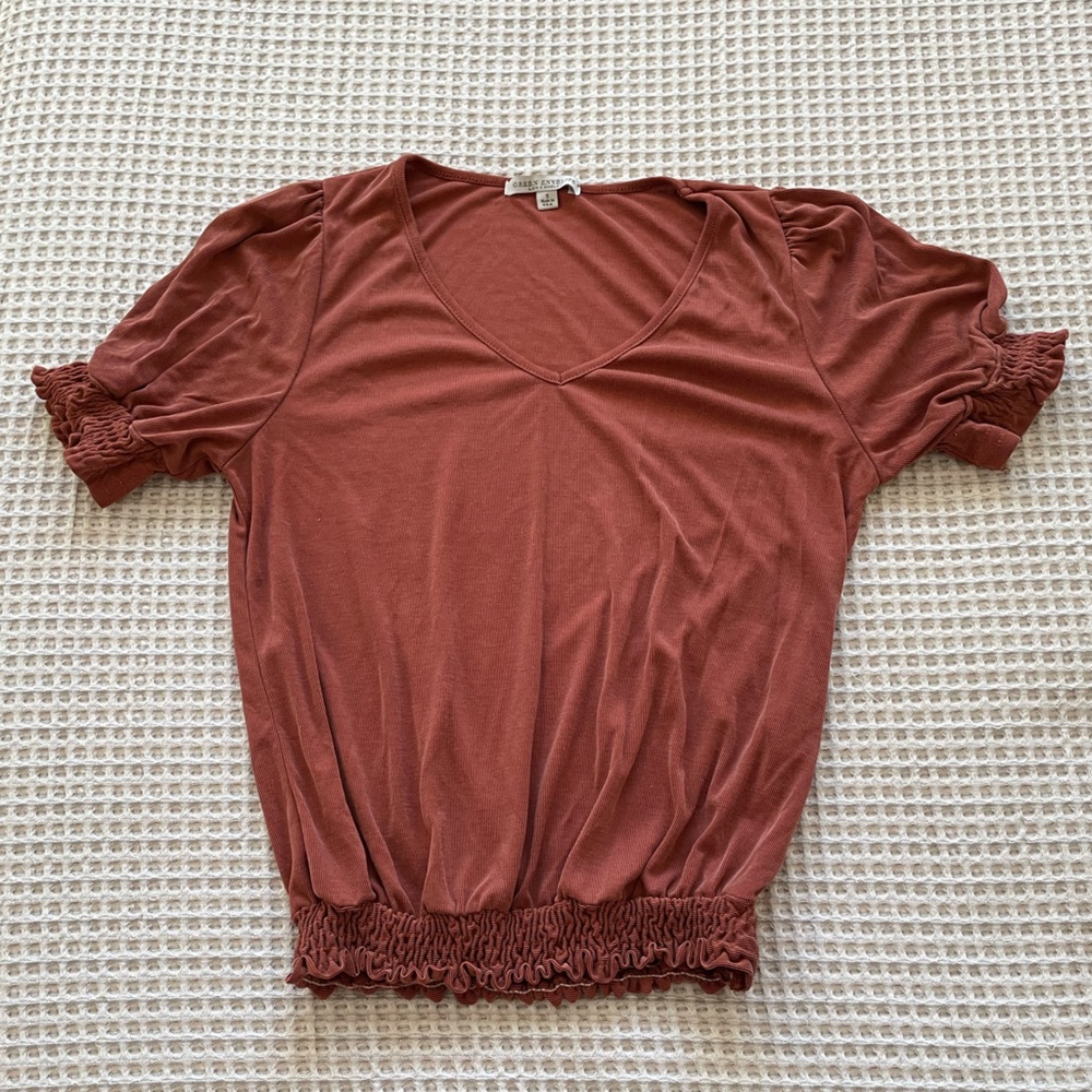 Green Envelopes Rust colored short sleeve blouse/top size small.